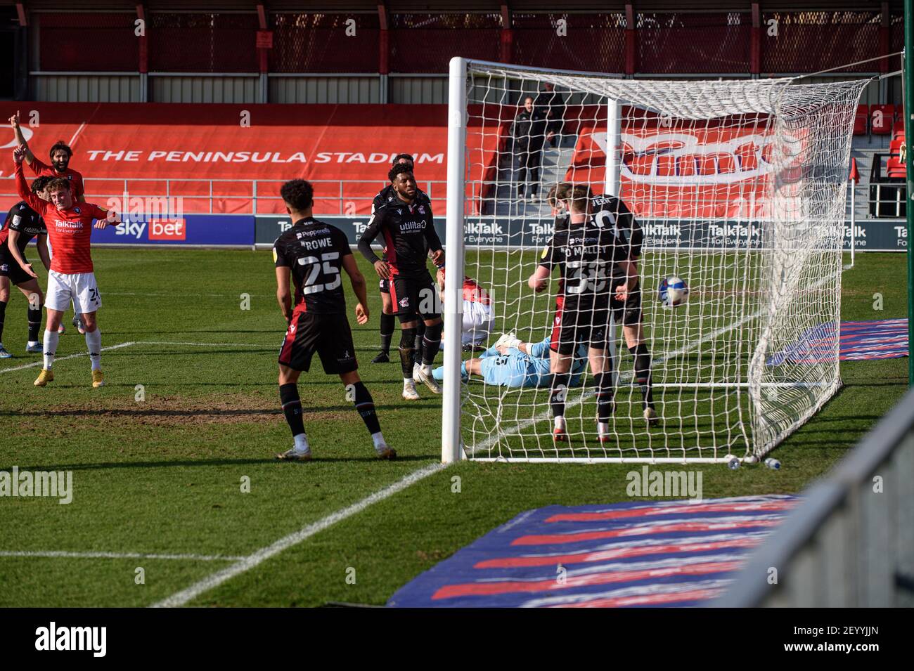 SALFORD, ANGLETERRE. 6 MARS : Mark Howard de Scunthorpe United ne fait pas de boule que pour Tom Clarke de Salford City FC pour marquer le but d'ouverture lors du match Sky Bet League 2 entre Salford City et Scunthorpe Uni à Moor Lane, Salford le samedi 6 mars 2021. (Credit: Ian Charles | MI News) Credit: MI News & Sport /Alay Live News Banque D'Images