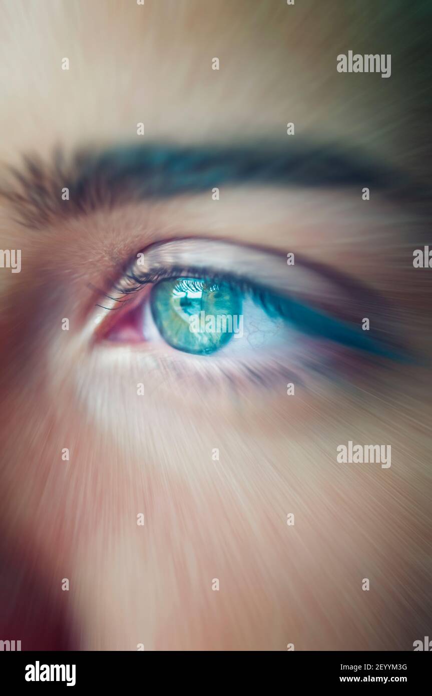 femme œil vert avec effet de flou de zoom Banque D'Images