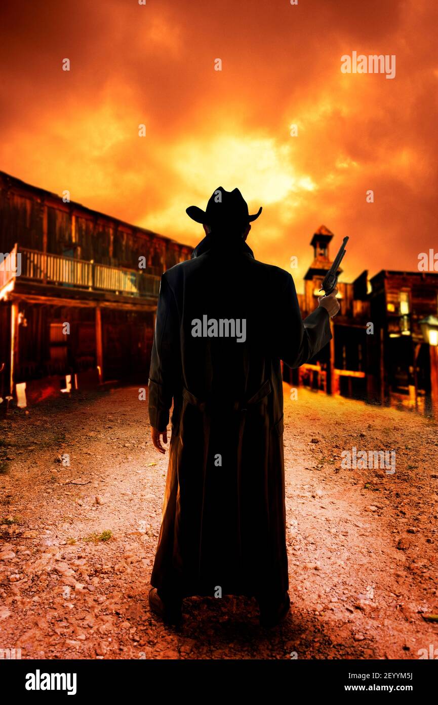 cowboy avec arme dans une vieille ville de l'ouest Banque D'Images