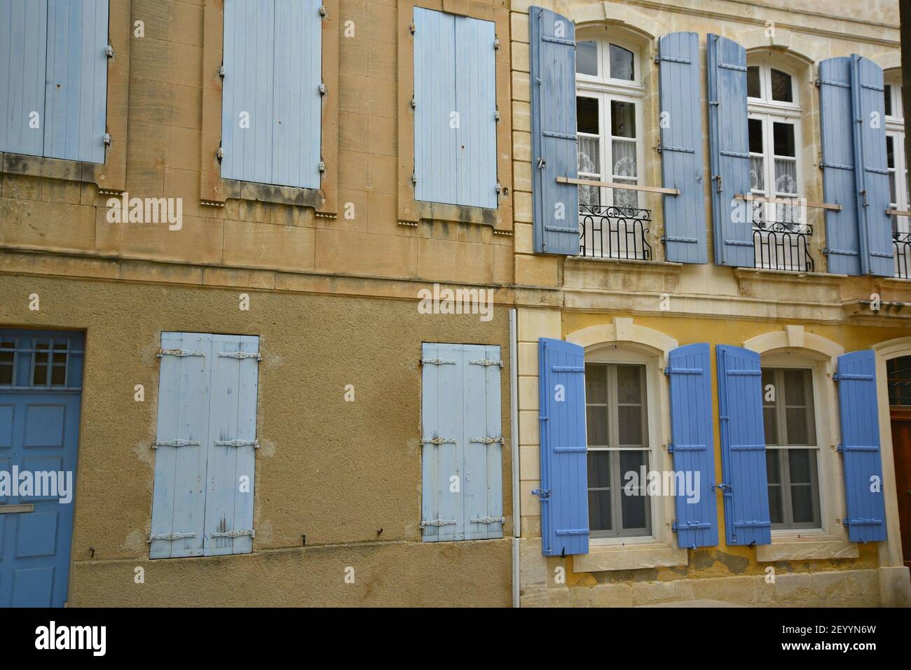 Façade ancienne de maison de style provençal dans le centre historique de Saint-Rémy-de-Provence, Bouches-du-Rhône Provence-Alpes-Côte d'Azur, France. Banque D'Images