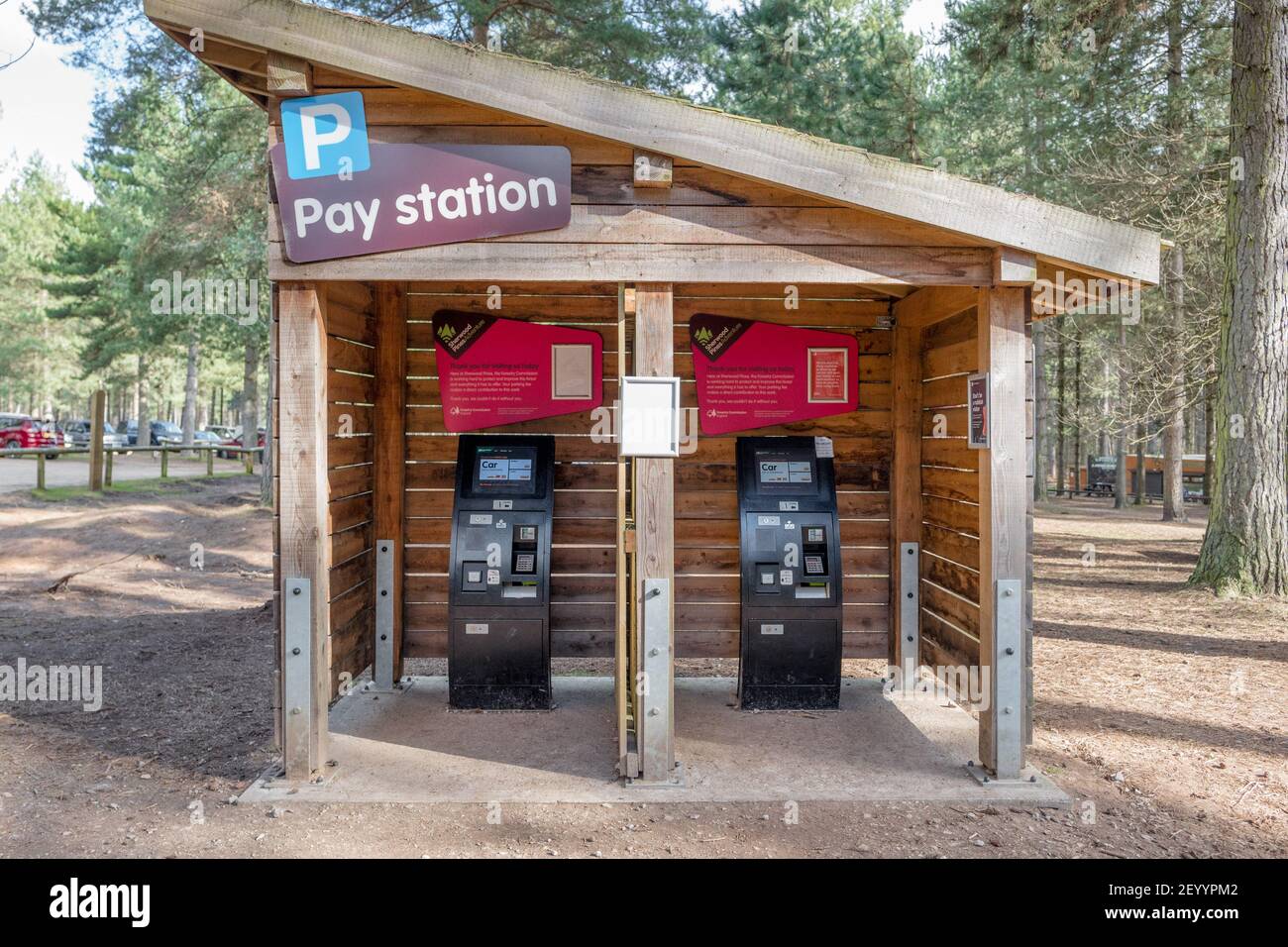 Machines de poste de paiement de véhicule au centre d'aventure Sherwood Pines de la commission forestière, Sherwood Forest, Nottingham. Banque D'Images