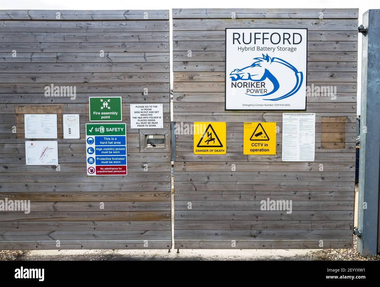 Puissance de Noriker. Panneaux de sécurité et d'avertissement sur le site de stockage de la batterie hybride de Rufford. Banque D'Images