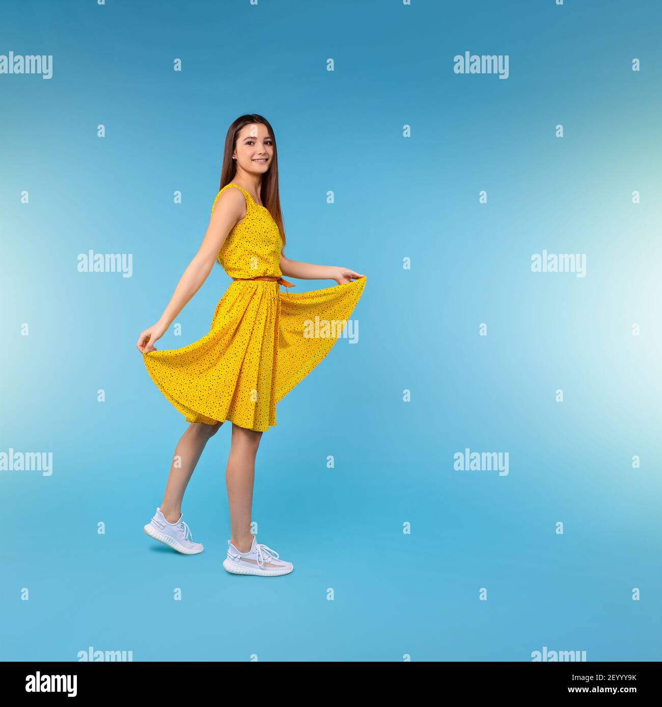 Femme de beauté. Le modèle féminin porte un design élégant, une robe aux couleurs vives. Style estival décontracté pour la réunion, la marche, la fête. Brunette à poil long Banque D'Images