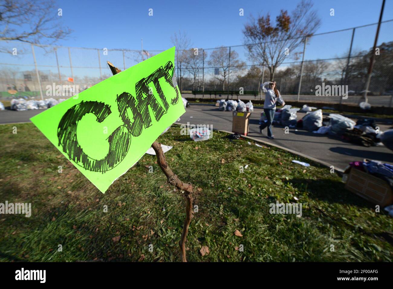 06 NOVEMBRE 2012 - New York - UNE femme traverse une section de vêtements donnés à un centre de vote, doublant d'emplacement de don dans le quartier de Midland Beach Staten Island le 6 novembre 2012, NY. Comme Staten Island continue de se rétablir de l'ouragan Sandy, les bureaux de vote des zones touchées ont été déplacés en raison de coupures de courant et de dommages résiduels causés par des tempêtes aux bureaux de vote d'origine. Crédit photo: Anthony Behar/Sipa USA Banque D'Images