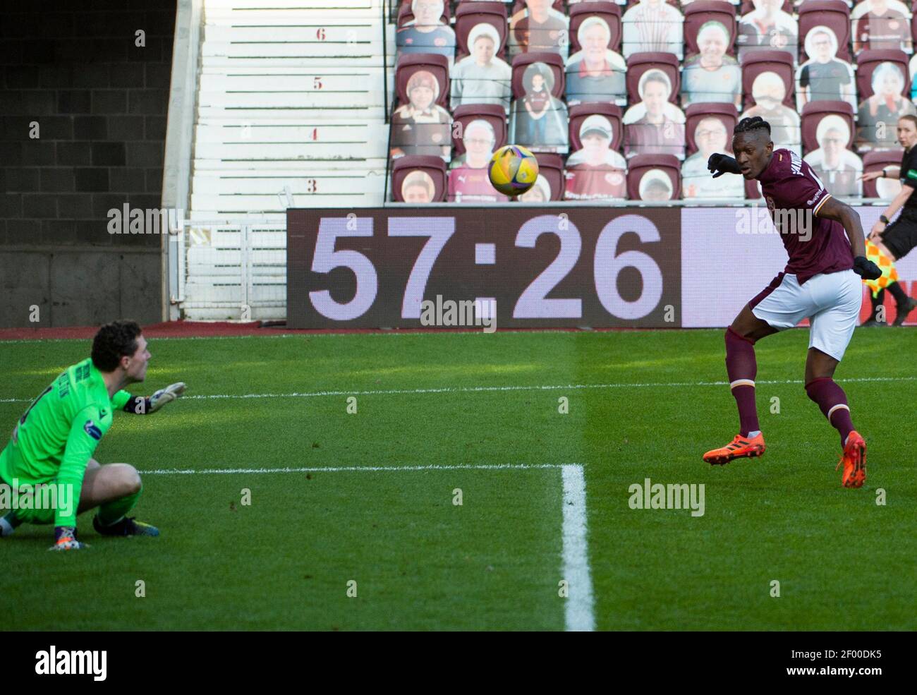 Édimbourg, Royaume-Uni. 06e mars 2021. Scottish Championship - Heart of Midlothian v Dundee. Tynecastle Park, Édimbourg, Midlothian, Royaume-Uni. Les cœurs accueillent Dundee au championnat écossais de Tynecastle Park, à Édimbourg. Pic shows: Armand Gnanduillet, attaquant français de coeurs, place le côté de la maison 2 en avant dans la 58e minute. Crédit : Ian Jacobs/Alay Live News Banque D'Images