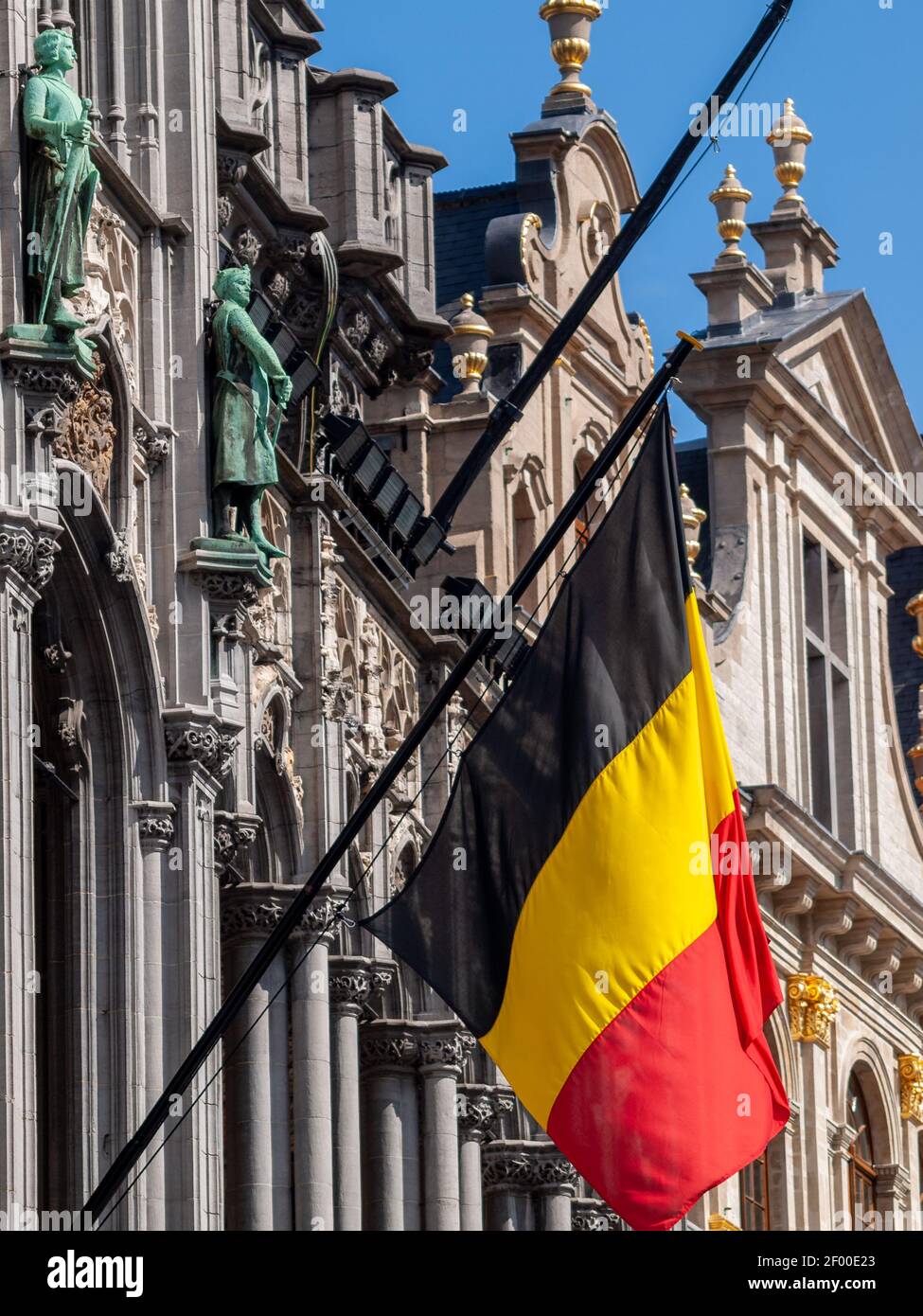 Drapeau belge devant les façades des bâtiments de la Gran-place de Bruxelles Banque D'Images