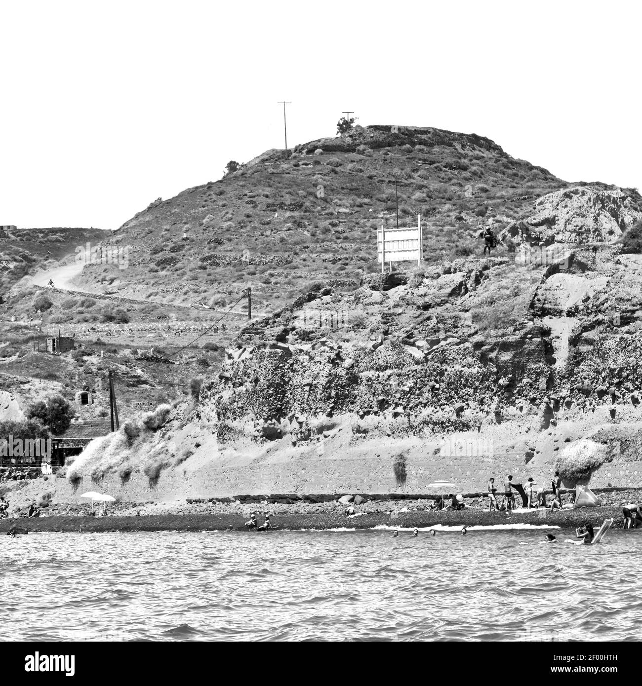 Colline et rochers sur la plage d'été en europe grèce île de santorin Banque D'Images