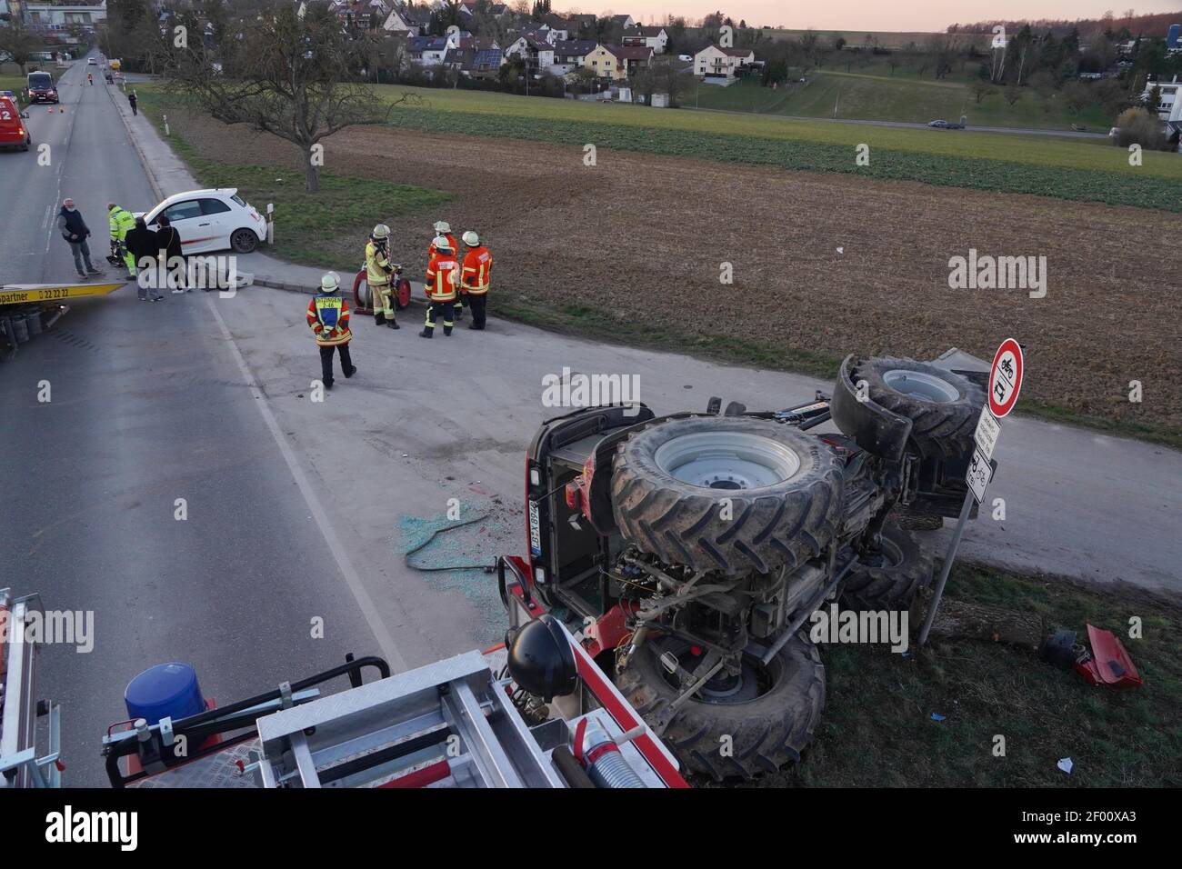 Heimerdingen, Allemagne. 06e mars 2021. Après un accident entre une Fiat 500 Abarth et un tracteur, le tracteur se trouve sur le côté alors que la Fiat a été gravement endommagée à l'avant. Deux personnes ont été légèrement blessées. Credit: Andreas Rosar/dpa/Alay Live News Banque D'Images
