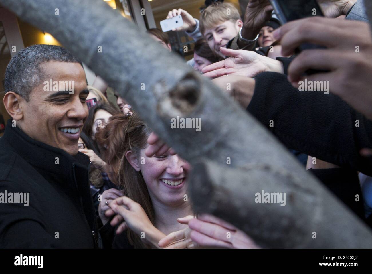 24 novembre 2012 - Arlington, Virginia - le Président Barack Obama accueille les spectateurs après avoir fait des achats à un livre de page supplémentaire à Arlington, Virginie, le samedi de la petite entreprise avec ses filles, Sasha et Malia. Crédit photo: Kristoffer Tripplaar/ Sipa USA Banque D'Images