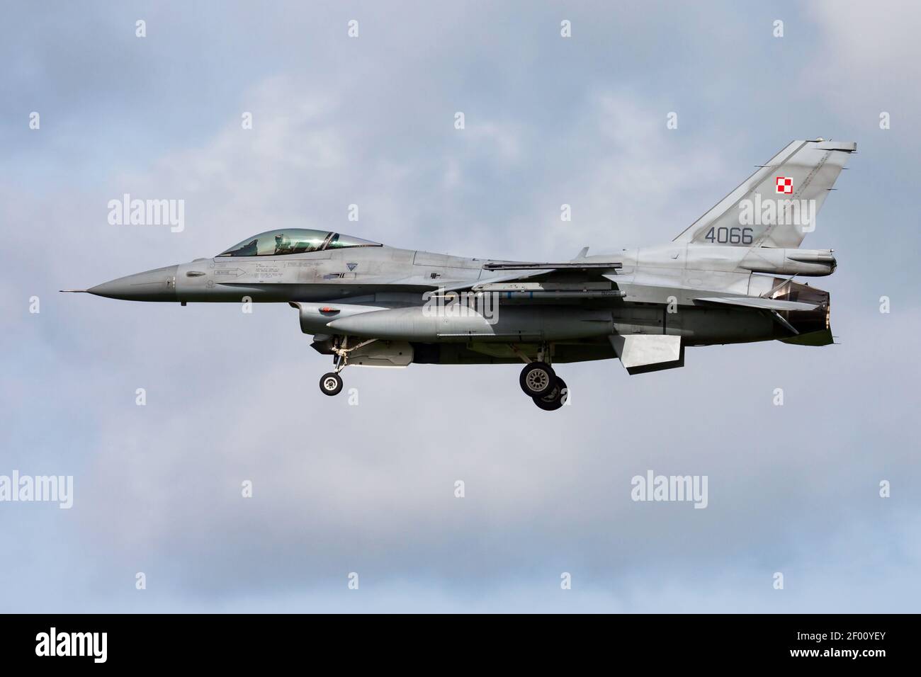 L'armée de l'air polonaise Lockheed Martin F-16C combat le combattant du Falcon 4066 Arrivée et atterrissage en avion à la base aérienne de Leeuwarden pour Frison Drapeau 2015 exercice aérien Banque D'Images