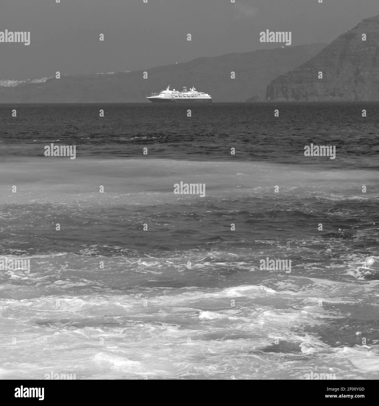 Colline et rochers sur la plage d'été en europe grèce île de santorin Banque D'Images