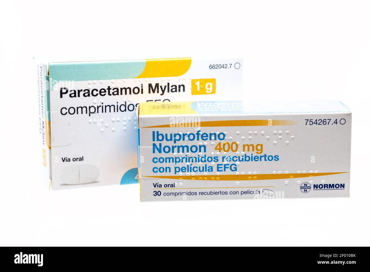 Huelva, Espagne - 6 mars 2021 : boîtes espagnoles de paracétamol et d' ibuprofène. Médicament utilisé pour traiter la douleur et la fièvre. Il est  généralement utilisé pour doux à M Photo Stock - Alamy