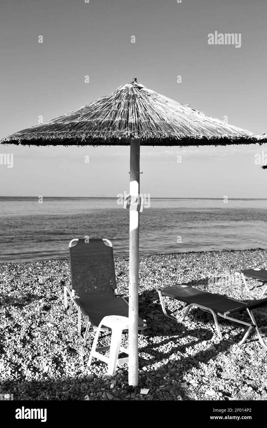 Mer de roche et plage en europe grèce l'île de mykonos ciel bleu Banque D'Images