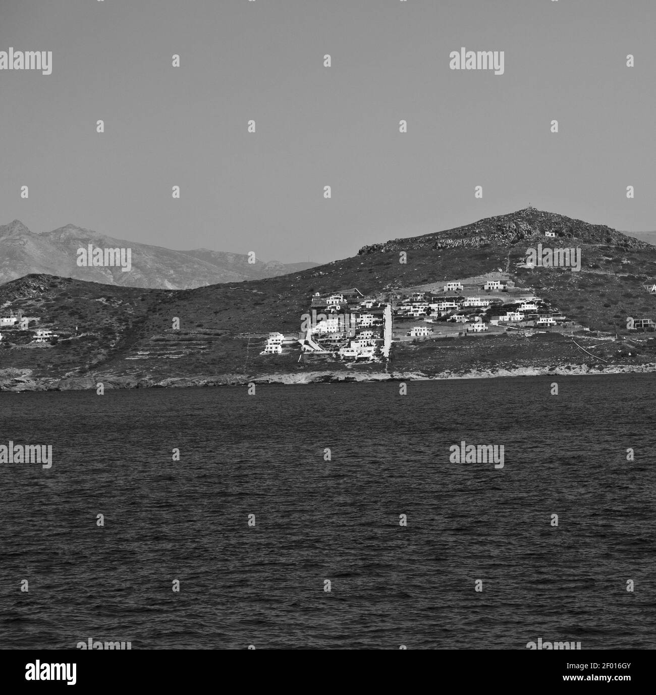 Voile près de la colline et des rochers sur la plage d'été à europe grèce île de santorin Banque D'Images
