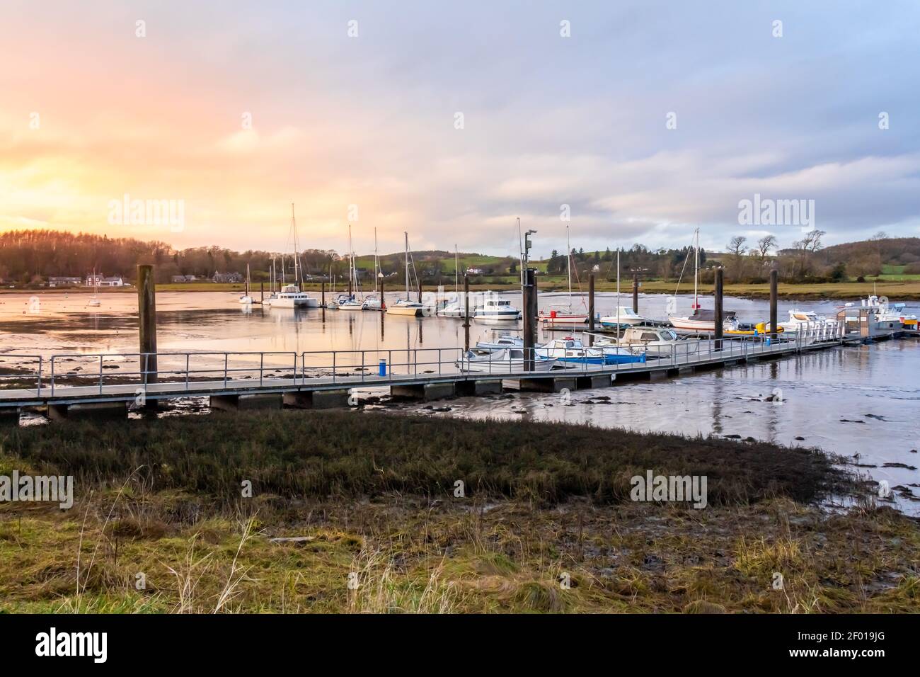 Coucher de soleil sur la marina et le port de Kirkcudbright en hiver, avec des bateaux amarrés, Dumfries et Galloway, Écosse Banque D'Images