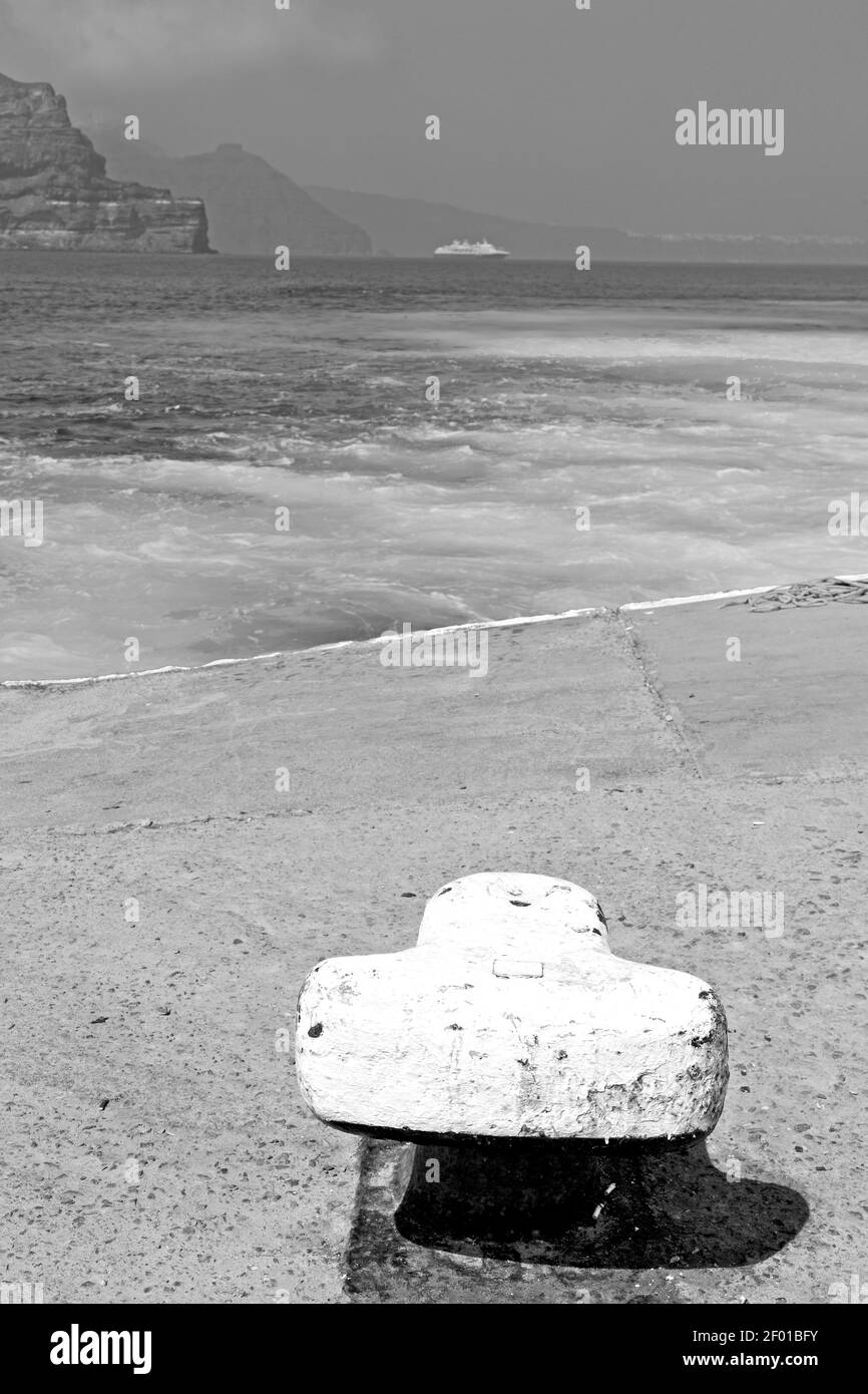 Colline et rochers sur la jetée Banque D'Images