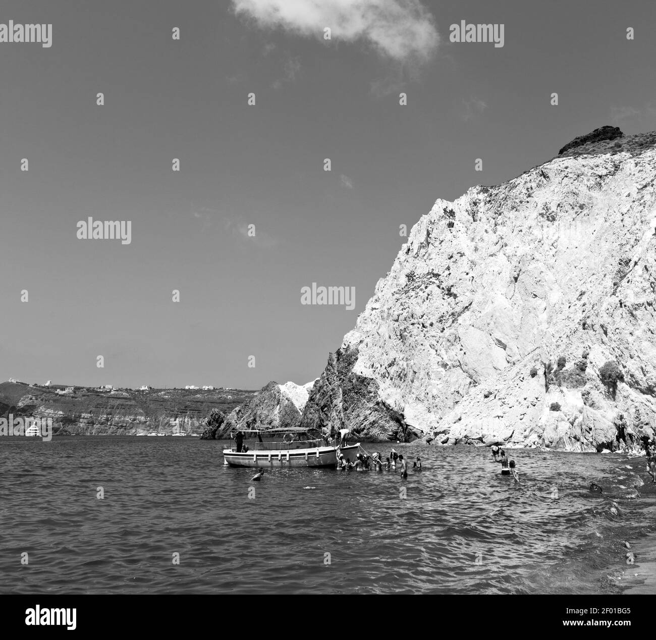 Colline et rochers sur la plage d'été en europe grèce île de santorin Banque D'Images