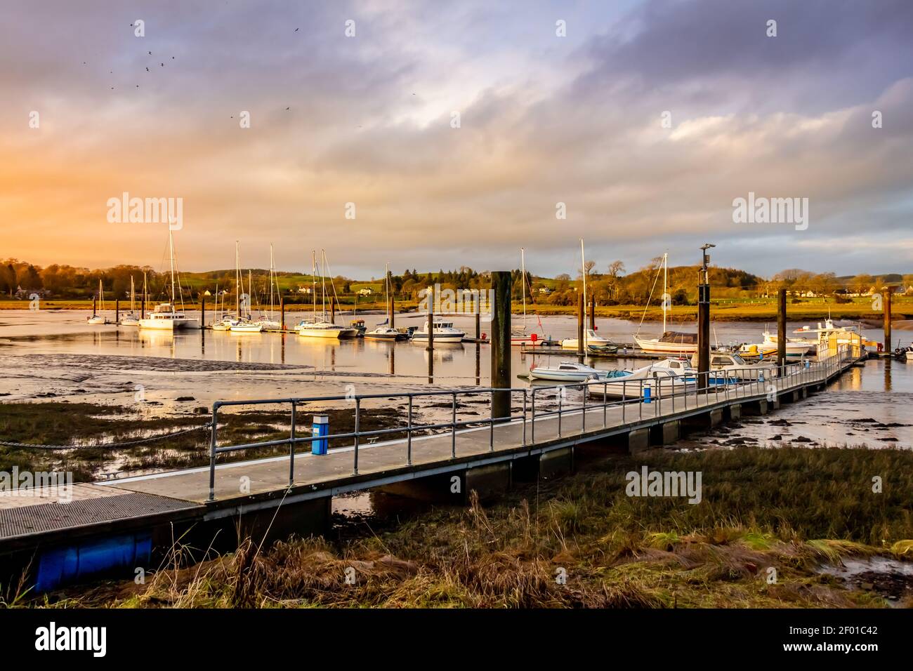 Coucher de soleil sur la marina et le port de Kirkcudbright en hiver, avec des bateaux amarrés, Dumfries et Galloway, Écosse Banque D'Images