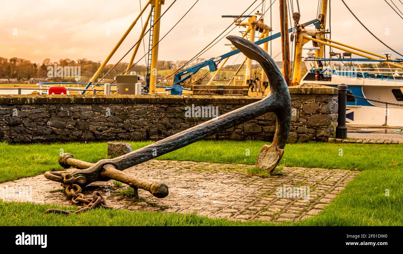 Grande ancre de bateau exposée au port de Kirkcudbright, Dumfries et Galloway, en Écosse Banque D'Images