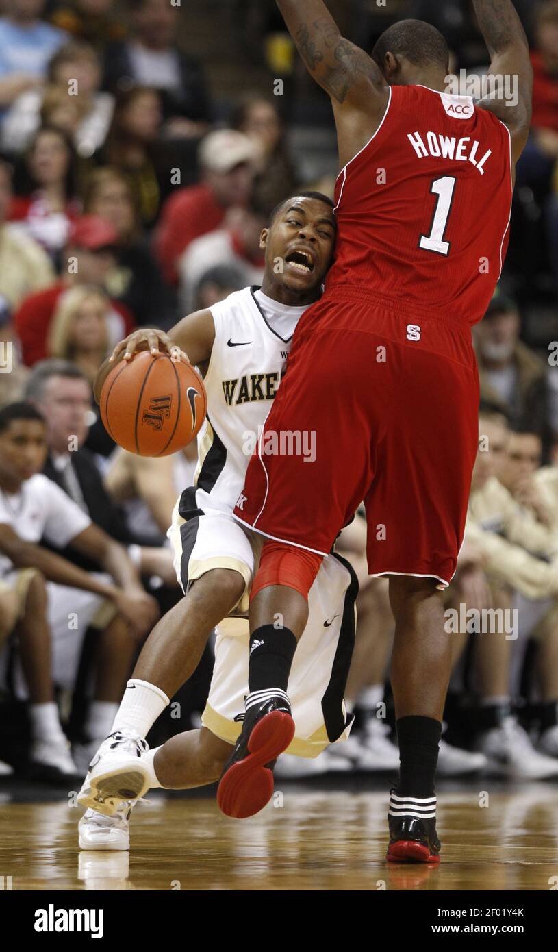 Tony Chennault de Wake Forest (1) se jette dans Richard Howell (1) de l'État de Caroline du Nord pendant la deuxième moitié au Lawrence Joel Veterans Memorial Coliseum à Winston-Salem, North Caorlina, le samedi 14 janvier 2012. N.C. État défait Wake Forest, 76-40. (Photo par Ethan Hyman/Raleigh News & observer/MCT/Sipa USA) Banque D'Images