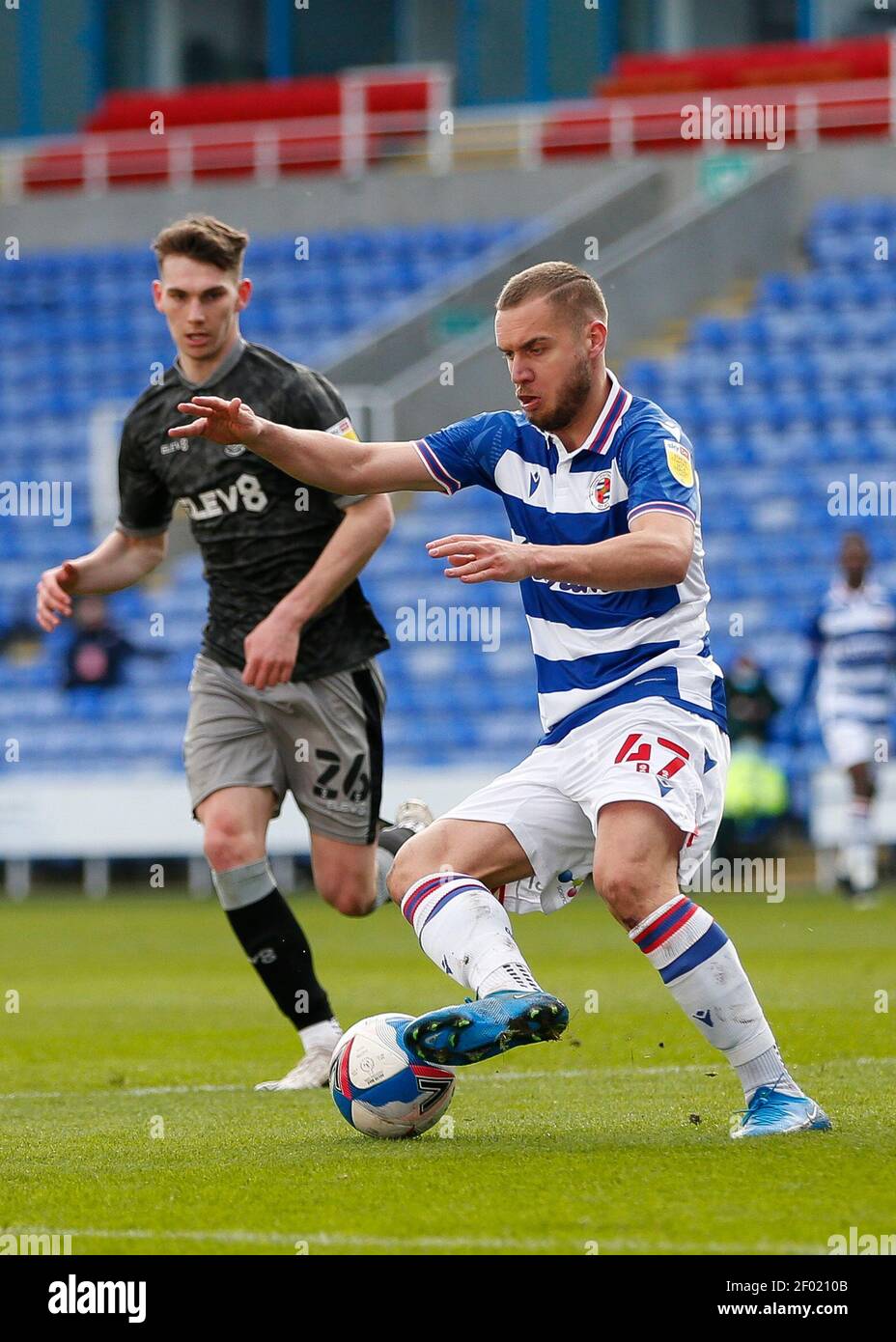 Madejski Stadium, Reading, Berkshire, Royaume-Uni. 6 mars 2021. Championnat de football de la Ligue anglaise de football, Reading versus Sheffield mercredi; George Puscas de Reading contrôle du ballon Credit: Action plus Sports/Alamy Live News Banque D'Images