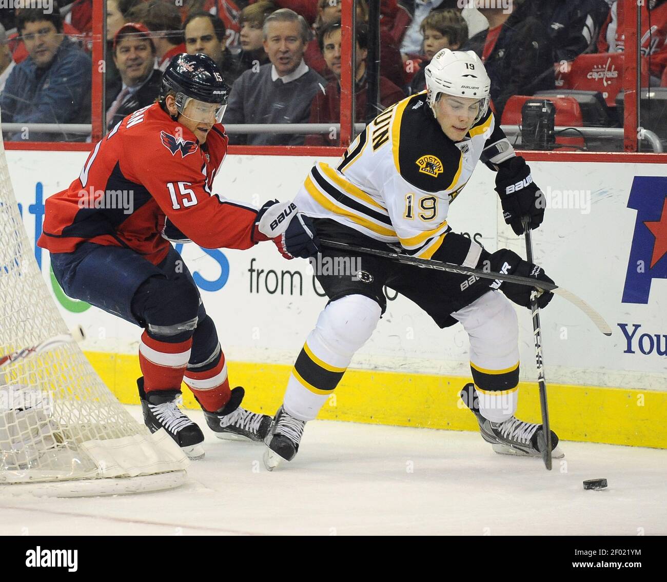 Boston Bruins centre Tyler Seguin (19) travaille derrière le réseau des capitales de Washington contre le centre des capitales Jeff Halpern (15) lors de la première période d'action au centre Verizon à Washington, D.C., le mardi 24 janvier 2012. (Photo par Chuck Myers/MCT/Sipa USA) Banque D'Images