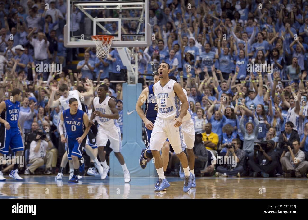 Kendall Marshall (5) de Caroline du Nord réagit après avoir pris l'aide d'un coéquipier Harrison Barnes, qui a touché un panier de 3 points pour donner aux talons de Tar une avance de 57-44 sur Duke dans la seconde moitié au Smith Center à Chapel Hill, Caroline du Nord, le mercredi 8 février 2012. Un pointeur de 3 à l'expiration du temps a finalement levé Duke à une victoire de 85-84. (Photo de Robert Willett/Raleigh News & observer/MCT/Sipa USA) Banque D'Images