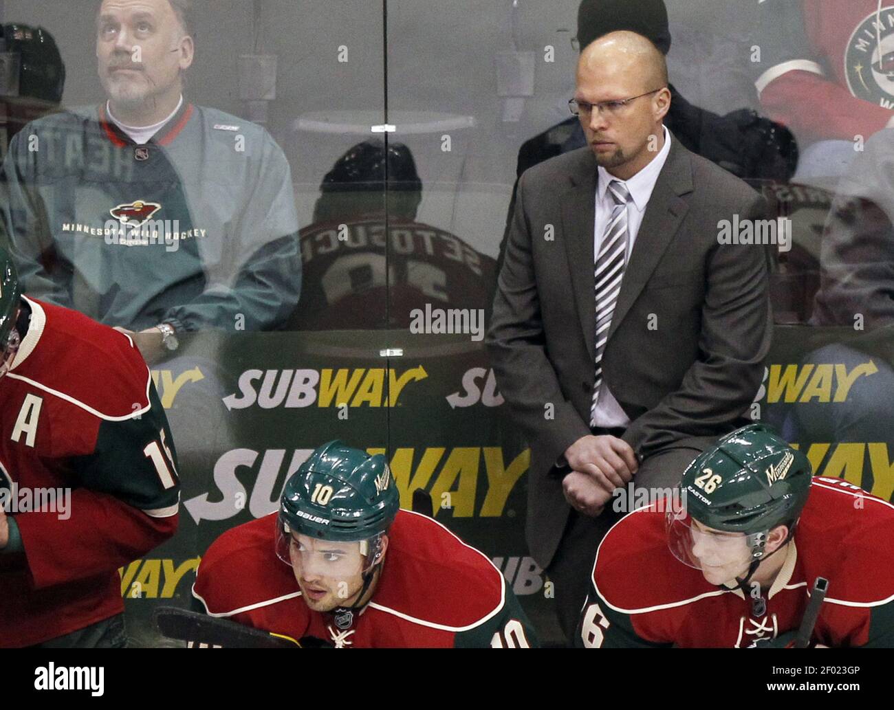 Mike Yeo, entraîneur-chef du Minnesota Wild, arpente la scène à la fin de la troisième période d'une perte de 5-2 aux Canucks de Vancouver au Xcel Energy Centre de St. Paul, au Minnesota, le jeudi 9 février 2012. (Photo de Carlos Gonzalez/Minneapolis Star Tribune/MCT/Sipa USA) Banque D'Images