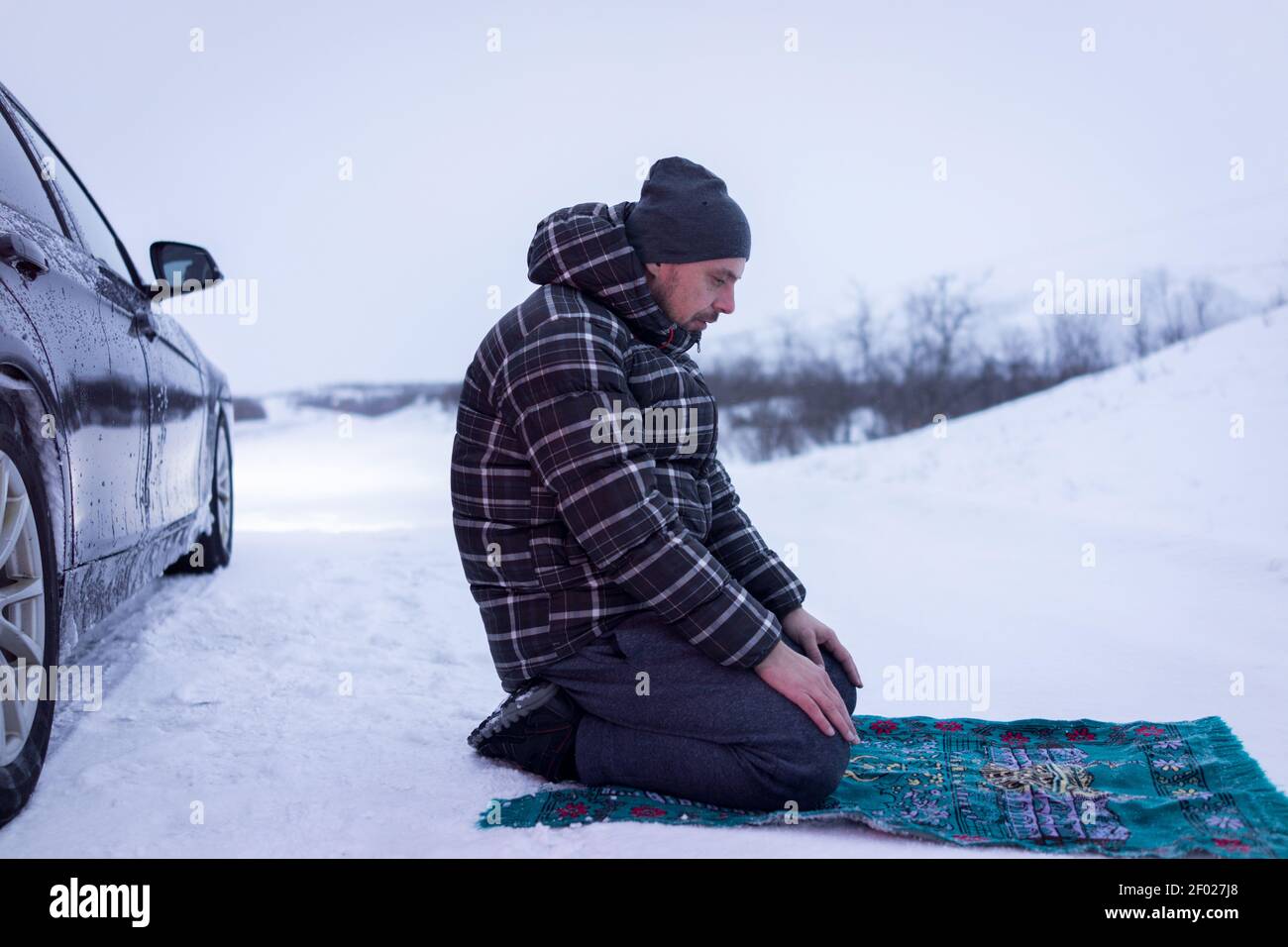 Voyageur musulman priant en montagne d'hiver , haute qualité Banque D'Images