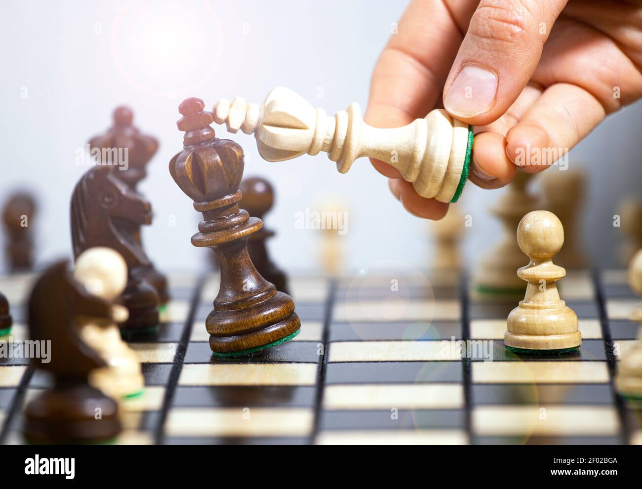 Deux rois d'échecs debout les uns à côté des autres, prendre des décisions et prendre une stratégie, victoire dans un jeu d'échecs, Hobby qui stimule l'activité du cerveau Banque D'Images
