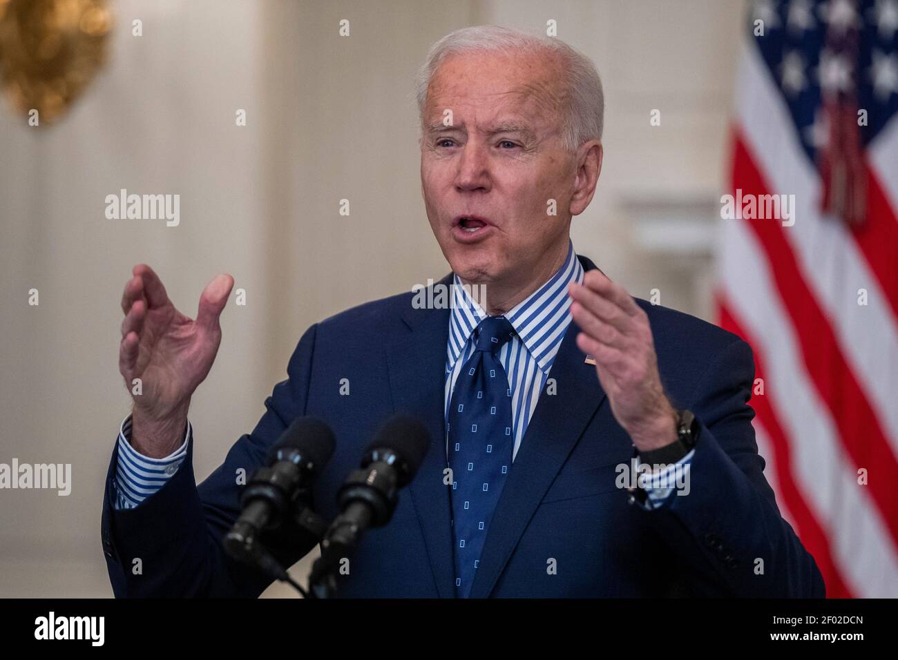 Washington, États-Unis. 06e mars 2021. LE président AMÉRICAIN Joe Biden prononce un discours sur l'adoption par le Sénat du projet de loi de 1.9 billions de dollars sur l'allégement du coronavirus à la salle à manger de l'État de la Maison Blanche à Washington, DC, États-Unis, le 06 mars 2021. Le projet de loi revient maintenant à la Chambre pour la réconciliation, où il est prévu de procéder à un vote mardi prochain. Credit: SIPA USA/Alay Live News Banque D'Images