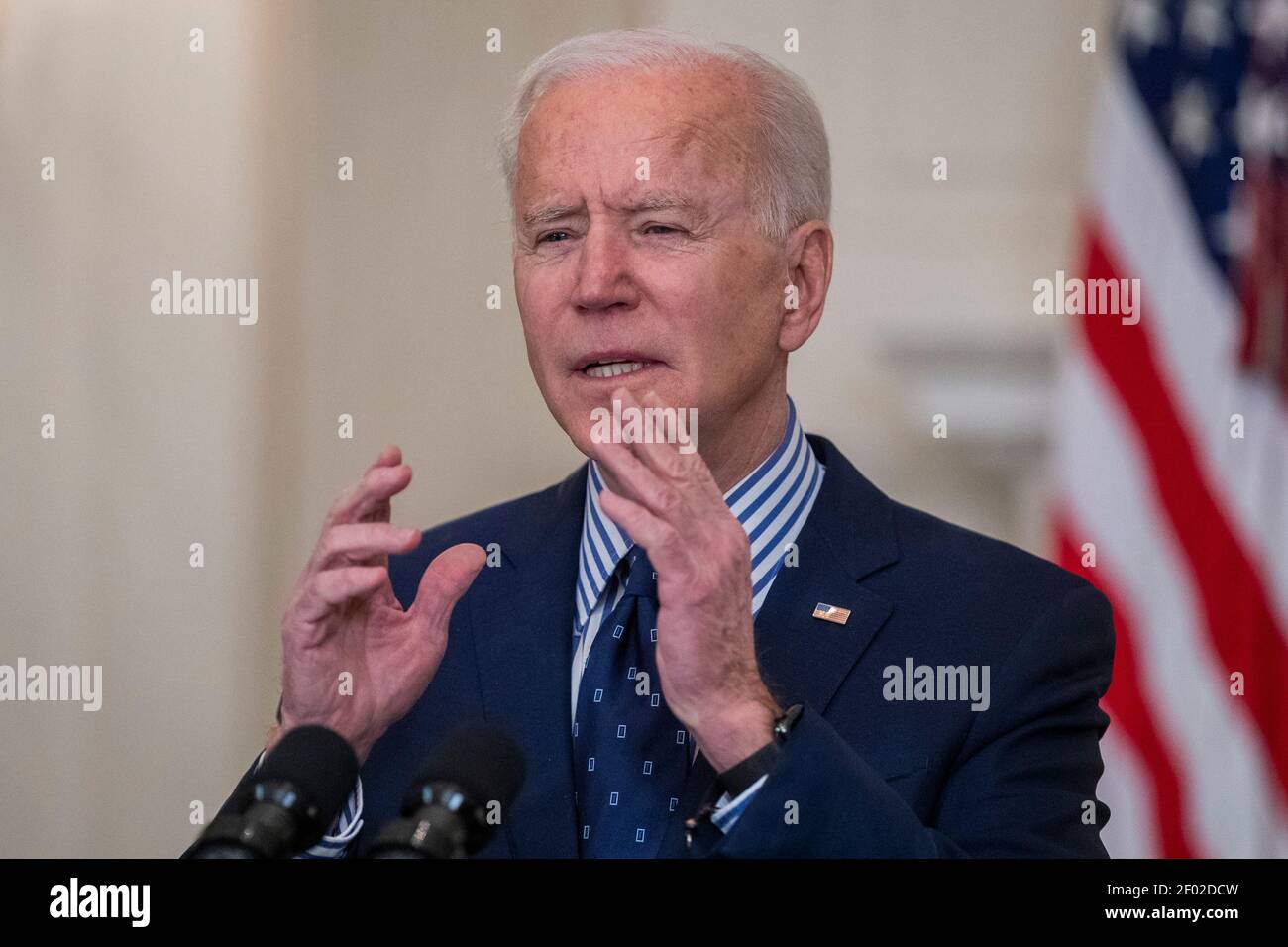 Washington, États-Unis. 06e mars 2021. LE président AMÉRICAIN Joe Biden prononce un discours sur l'adoption par le Sénat du projet de loi de 1.9 billions de dollars sur l'allégement du coronavirus à la salle à manger de l'État de la Maison Blanche à Washington, DC, États-Unis, le 06 mars 2021. Le projet de loi revient maintenant à la Chambre pour la réconciliation, où il est prévu de procéder à un vote mardi prochain. Credit: SIPA USA/Alay Live News Banque D'Images