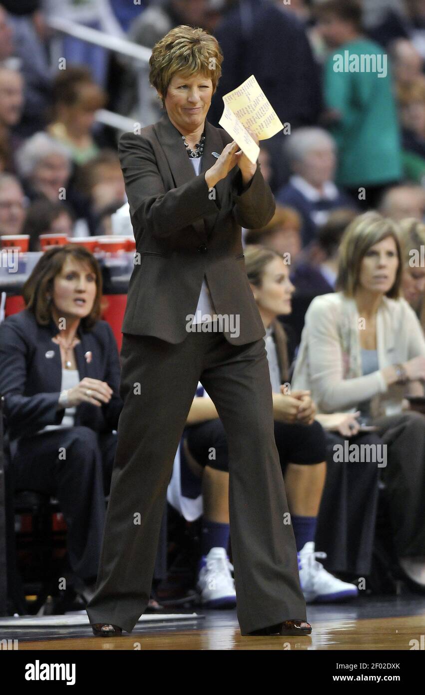 Deb Patterson, entraîneur-chef de l'État du Kansas, est heureux du résultat final d'une victoire de 67-64 sur Princeton dans le tournoi de basketball féminin NCAA 2012 à Webster Bank Arena à Harbour Yard à Bridgeport, Connecticut, le samedi 17 mars 2012. L'État du Kansas fera face au Connecticut au prochain tour. (Photo de John Woike/Hartford courant/MCT/Sipa USA) Banque D'Images