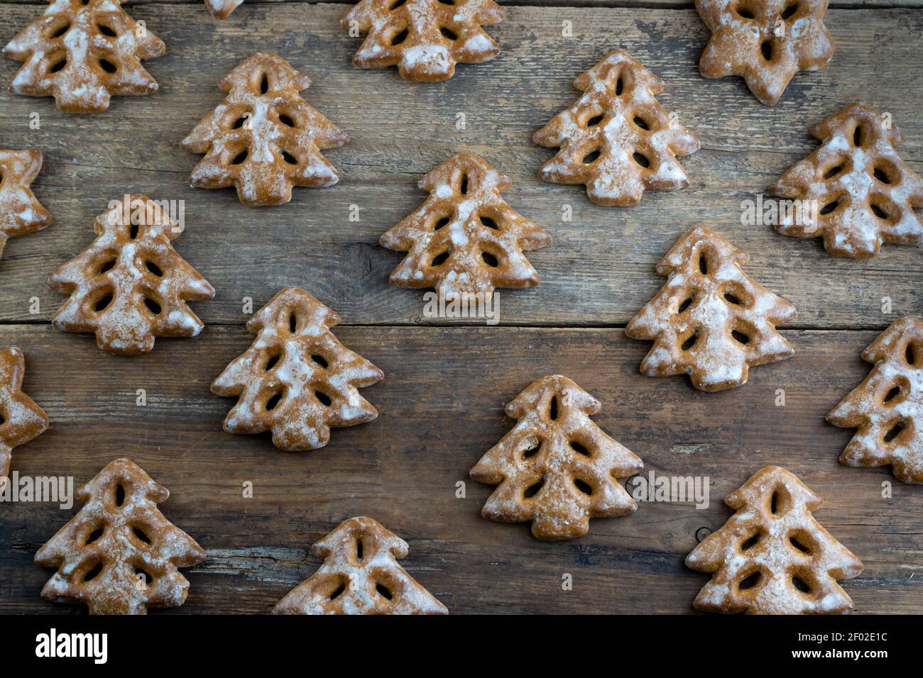 Biscuits de Noël en forme d'arbre de Noël. La nourriture du nouvel an. Étoile anis. Produits de boulangerie de fête. Pain d'épice sur la table. Répétition. Banque D'Images