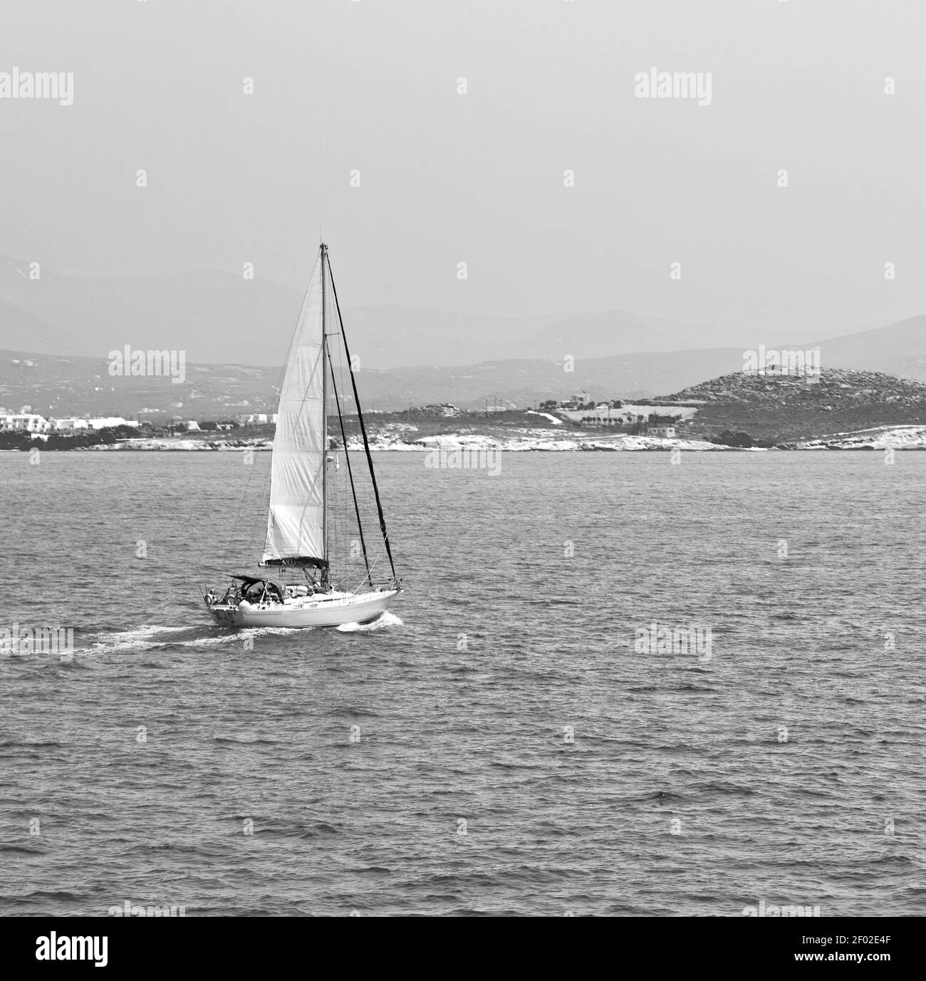 Voile près de la colline et des rochers sur la plage d'été à europe grèce île de santorin Banque D'Images