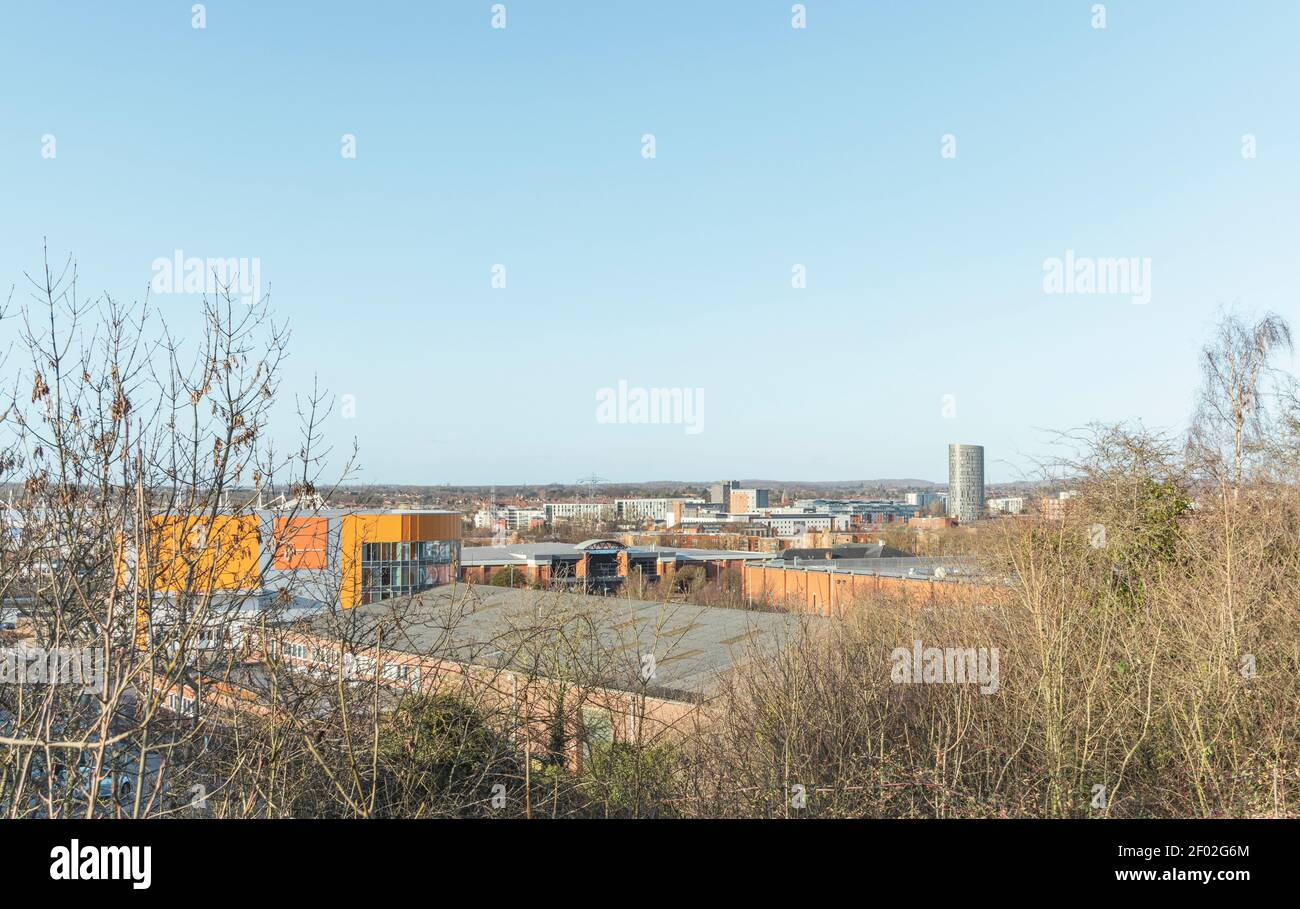 Vue panoramique sur les bâtiments industriels du domaine industriel de Freemen’s Common à Leicester, sur Welford Road. Usines, toits et forêt de Charnwood. Banque D'Images