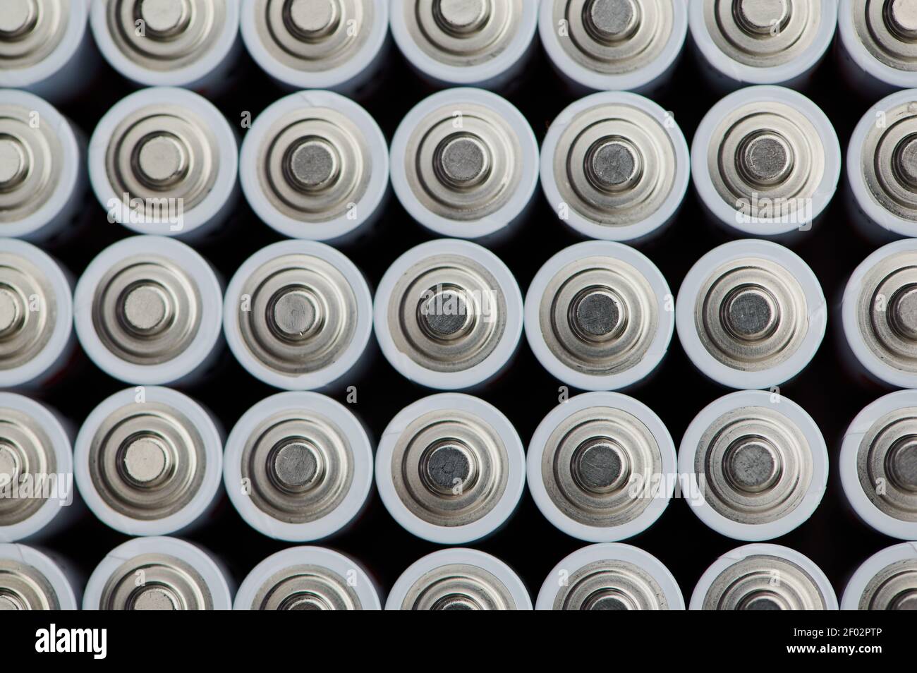 photo macro des batteries avec les pôles positifs gros plan, photo d'arrière-plan Banque D'Images