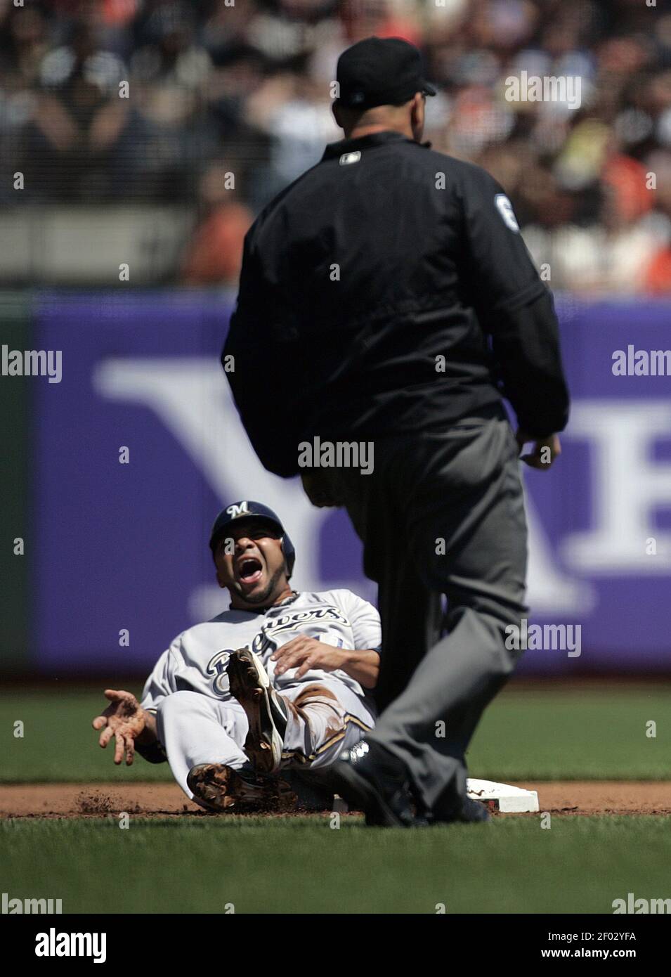 Alex Gonzalez, de Milwaukee Brewers (11), pleure dans la douleur après avoir heurté avec Joaquin Arias (13) de San Francisco Giants à la deuxième base du troisième repas au AT&T Park à San Francisco, en Californie, le samedi 5 mai 2012. Les Giants battent les Brewer, 5-2. (Photo de LiPo Ching/San Jose Mercury News/MCT/Sipa USA) Banque D'Images