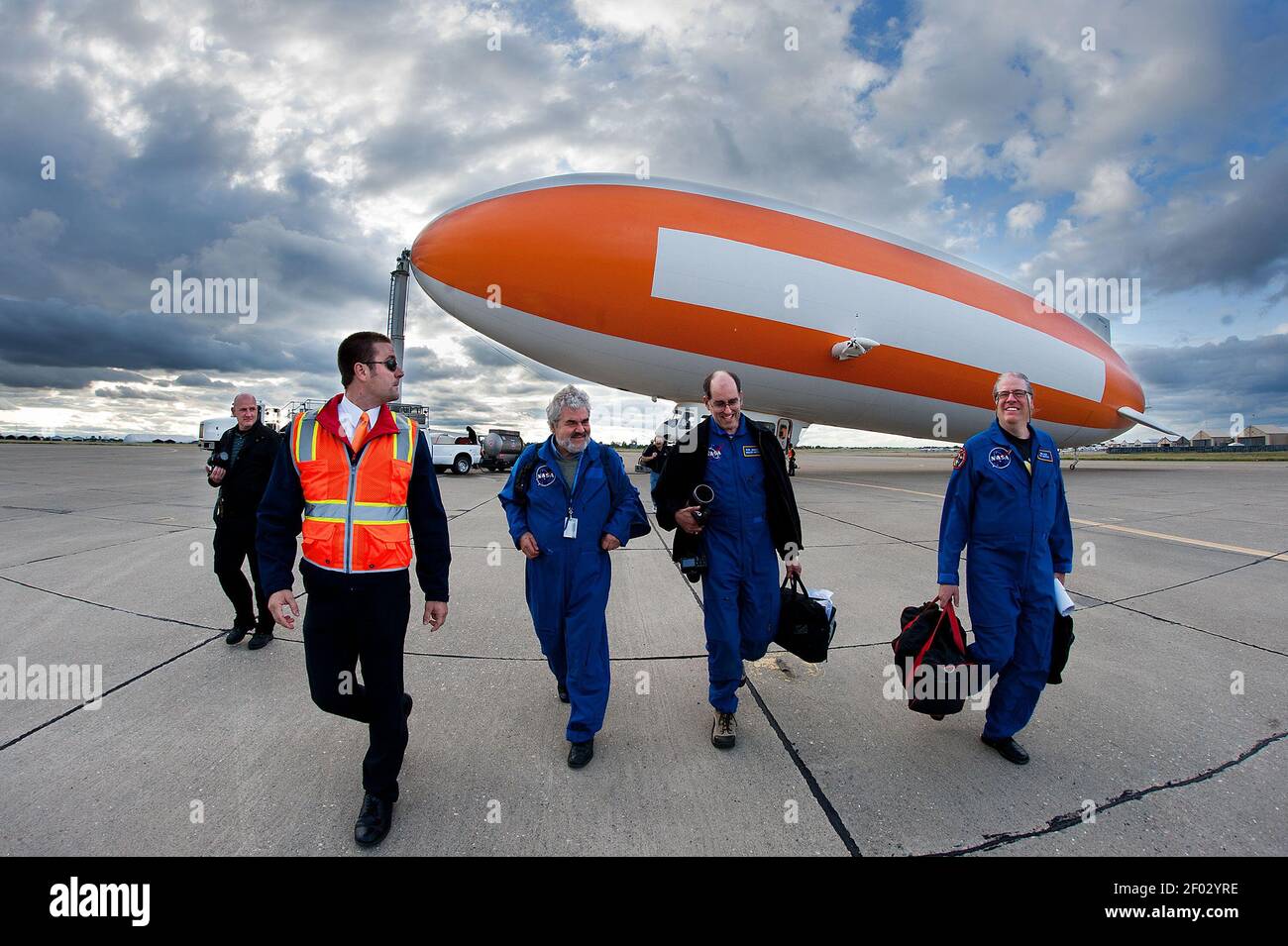 Le superviseur des opérations des passagers David Finney, à gauche, escorte Derek Sears, chercheur scientifique de la NASA, Peter Jenniskens, de l'Institut NASA/SETI, et Mike Koop, bénévole de l'Institut SETI, à McLellan Park, dans North Highlands, le 3 mai 2012. Les scientifiques ont passé la majeure partie de la journée dans une fouille dirigible à la recherche de preuves du météore récent qui est tombé sur des parties du comté d'El Dorado. (Photo de Randall Benton/Sacramento Bee/MCT/Sipa USA) Banque D'Images
