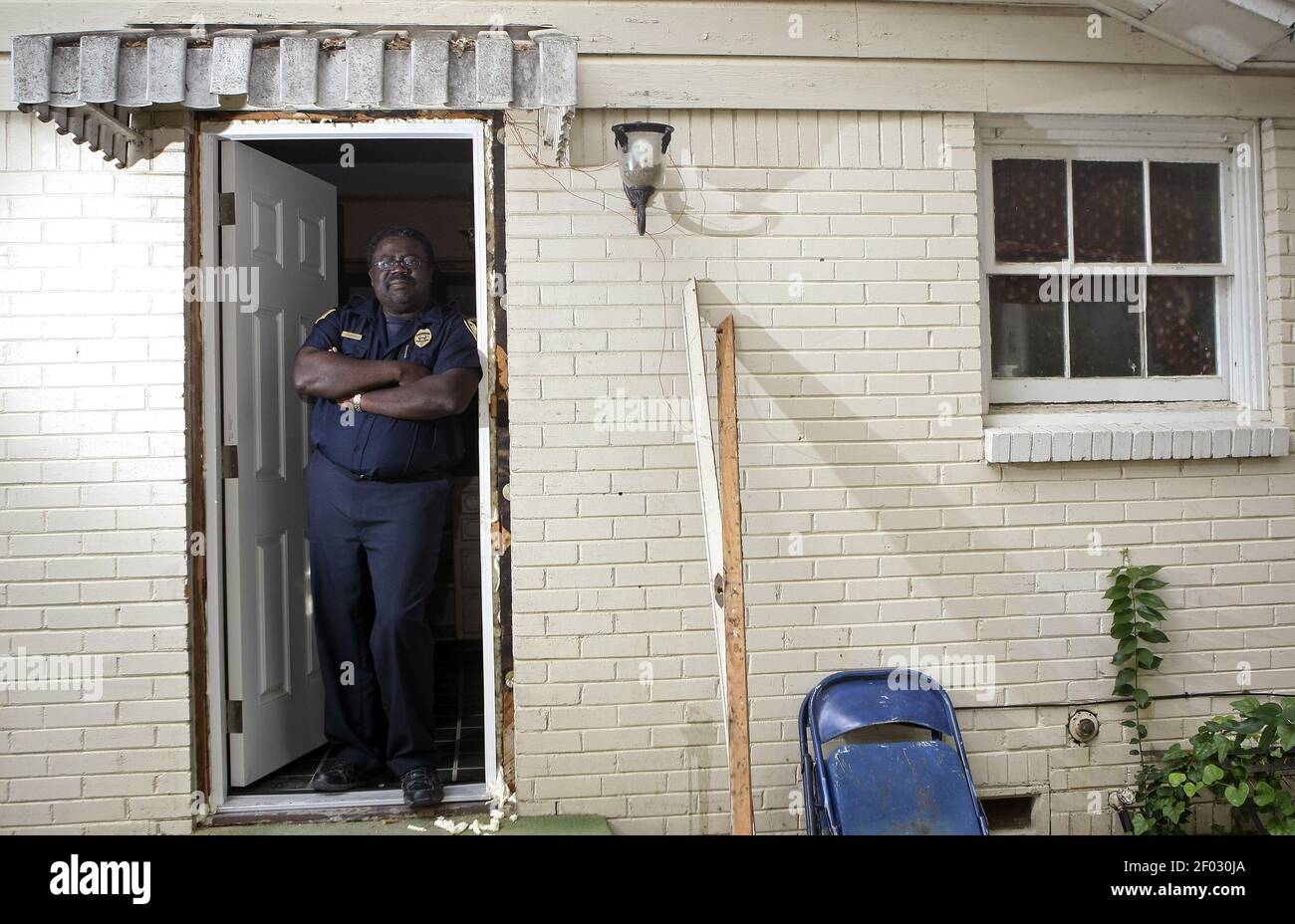 Anthony Jobe pose chez lui à fort Worth, Texas, le mardi 8 mai 2012. Jobe,  un pasteur et un garde de sécurité, a tiré sur un intrus qui s'est brisé  dans sa