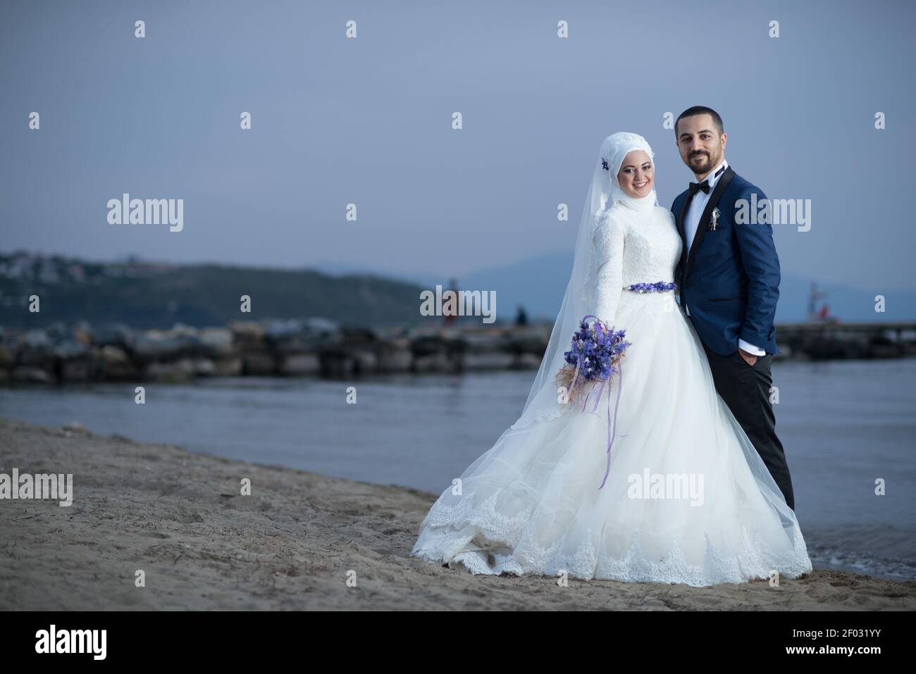 IZMIR, TURQUIE - 08 septembre 2017 : photos de mariage de jeunes mariés et  mariés musulmans, vêtements décontractés à l'extérieur et robe de mariage  et costume de grenouille Photo Stock - Alamy