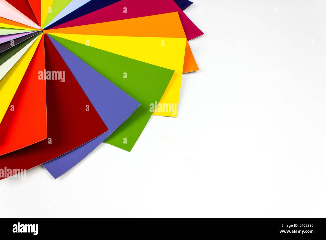 Guide des couleurs sur fond clair, exemples de définition des couleurs. Vue de dessus. Banque D'Images