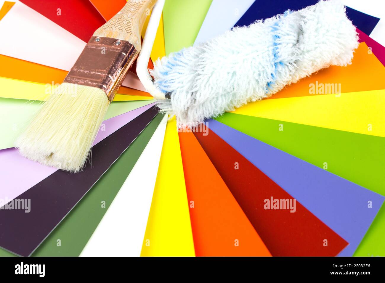 Palette de cartes de couleurs avec pinceau et rouleau, échantillons pour la définition des couleurs Banque D'Images