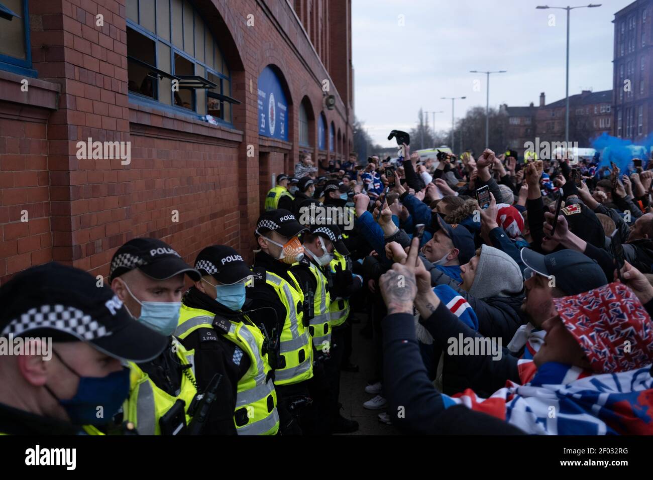 Glasgow, Écosse, le 6 mars 2021. Les fans du club de football des Rangers défient les règles de verrouillage pandémiques du coronavirus Covid-19 pour se rassembler à l'extérieur du stade Ibrox pour célébrer la victoire imminente du titre de ligue de l'équipe et défier de manière significative les rivaux de l'arche, le Celtic FC, la chance de gagner le titre 10 fois de suite. Photo: Jeremy Sutton-Hibbert/Alamy Live News. Banque D'Images