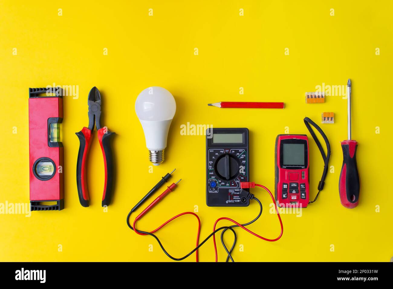 Gros plan des outils et composants électriques de travail. Kit d'électricien professionnel Banque D'Images