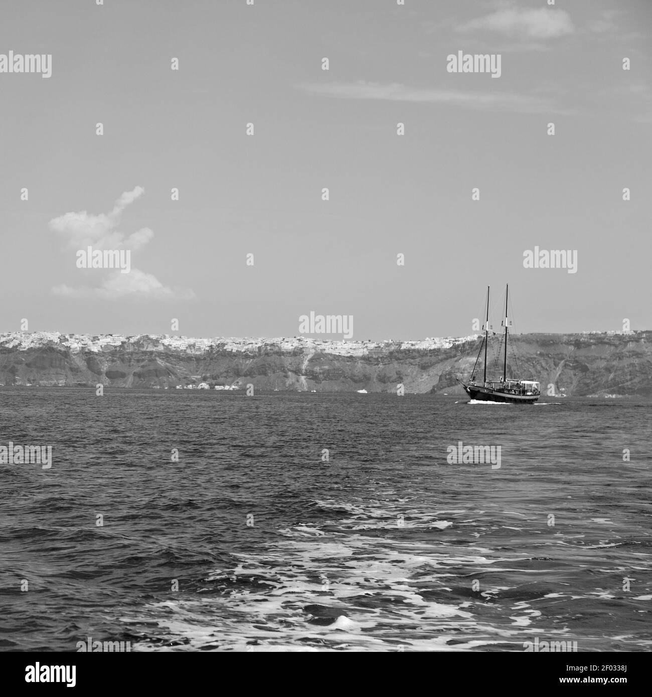 Voile près de la colline et des rochers sur la plage d'été à europe grèce île de santorin Banque D'Images
