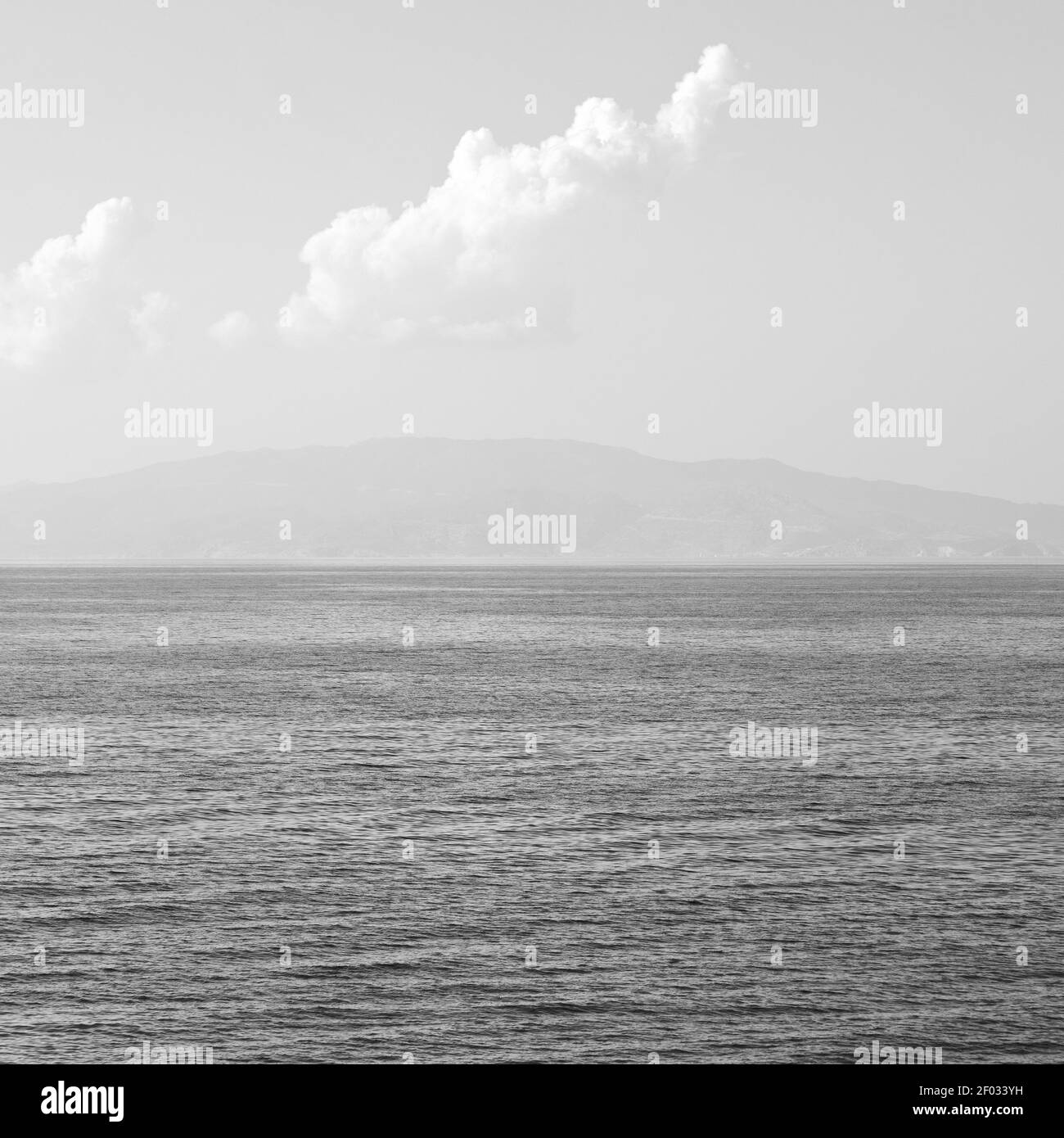 Colline et rochers sur la plage d'été en europe grèce île de santorin Banque D'Images