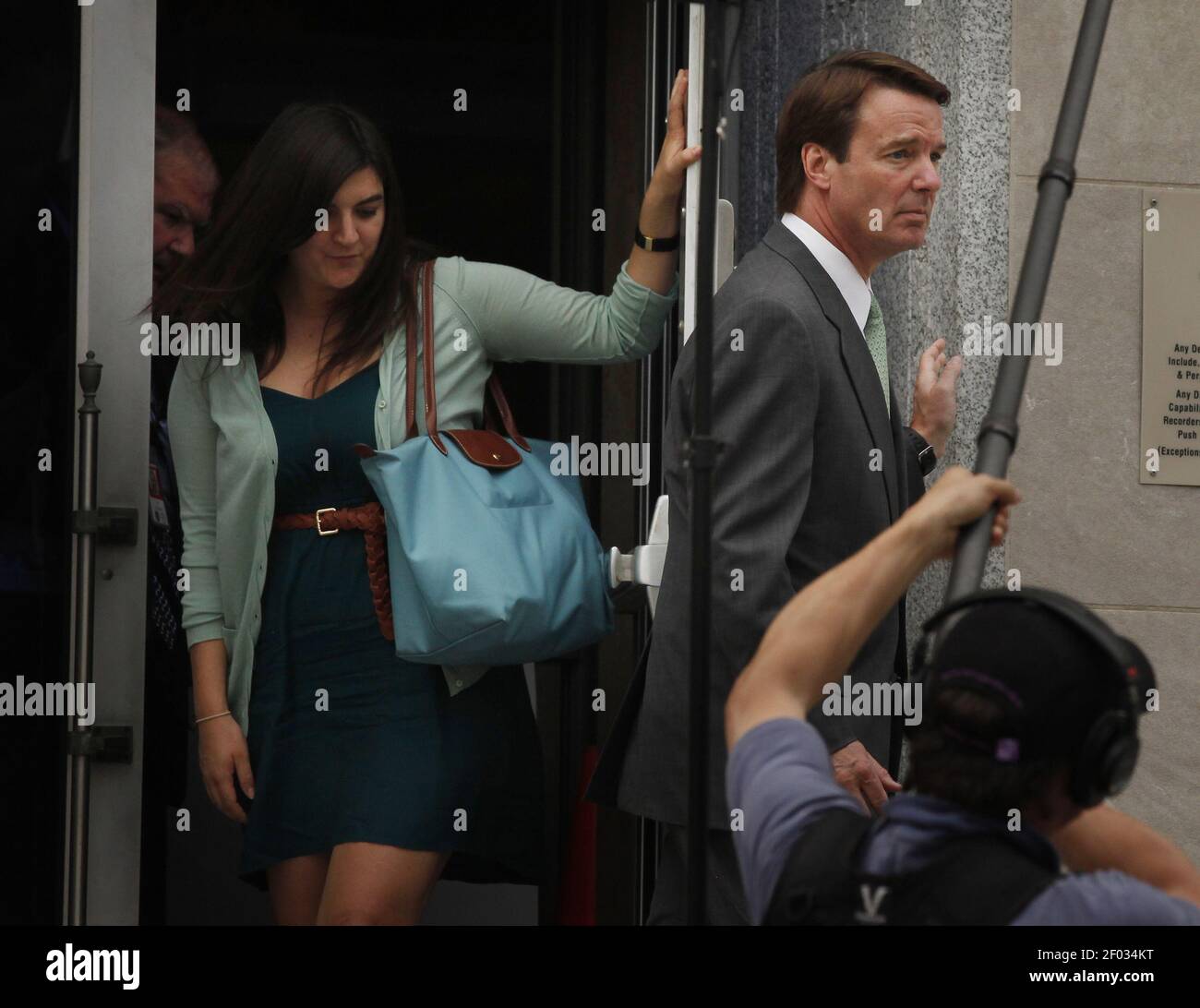 L'ancien sénateur John Edwards quitte le palais de justice fédéral avec sa fille Cate Edwards, tandis que les jurés terminent leur troisième journée de délibérations à Greensboro, en Caroline du Nord, le mardi 22 mai 2012. (Photo par Chuck Liddy/Raleigh News & observer/MCT/Sipa USA) Banque D'Images