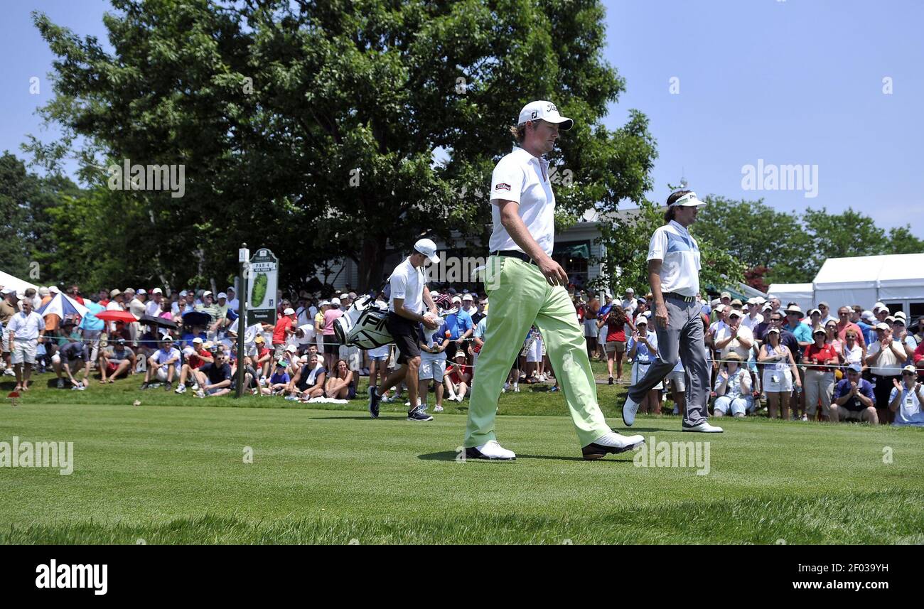 Webb Simpson, champion de l'Open des États-Unis, et Bubba Watson, champion des Masters et 2010 Travelers, ont décroché le premier tee lors de la première partie du tournoi de golf du championnat Travelers Championship 2012 au TPC River Highlands à Cromwell, Connecticut, le jeudi 21 juin 2012. (Photo de John Woike/Hartford courant/MCT/Sipa USA) Banque D'Images