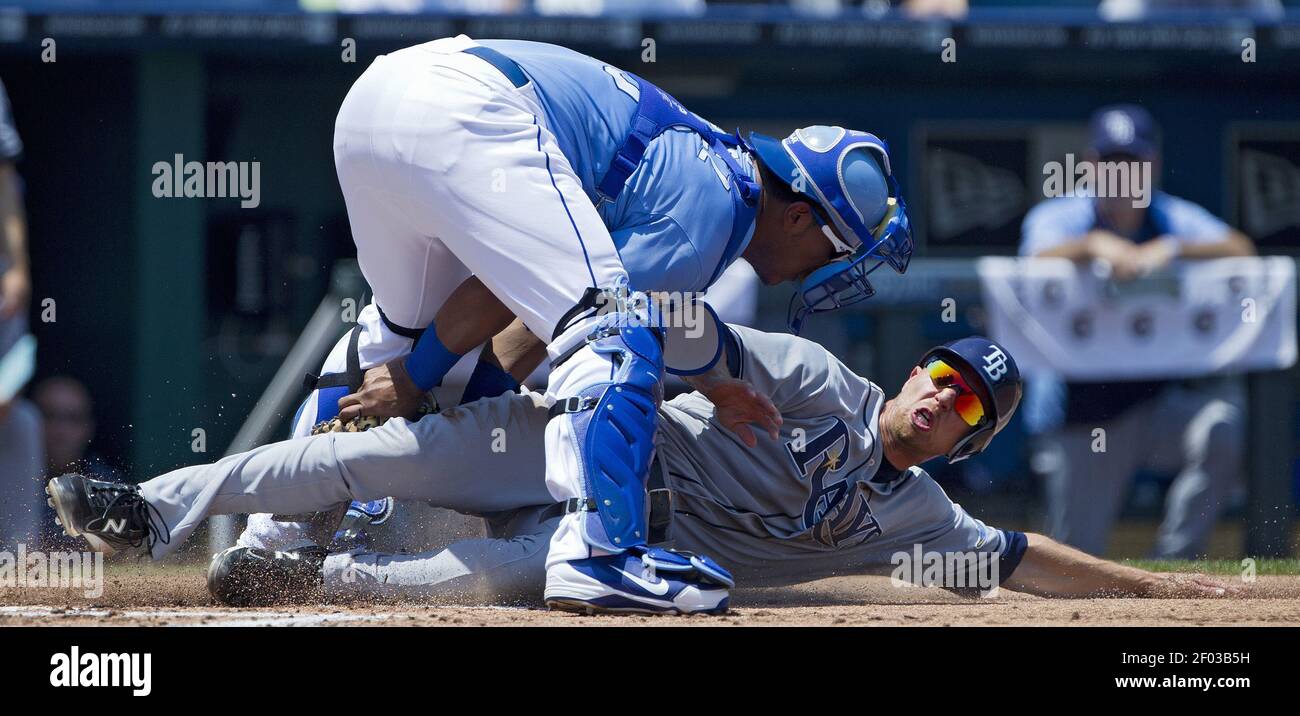 Salvador Perez (13), le catcher des Kansas City Royals, marque Ben Zobrist (18) de Tampa Bay Rays à la plaque d'essai pour tenter de marquer un match de fianger sur le second repas de Sean Rodriguez lors d'un match de baseball, le mercredi 27 juin 2012, au Kauffman Stadium à Kansas City, Missouri. (Photo de John Sleezer/Kansas City Star/MCT/Sipa USA) Banque D'Images